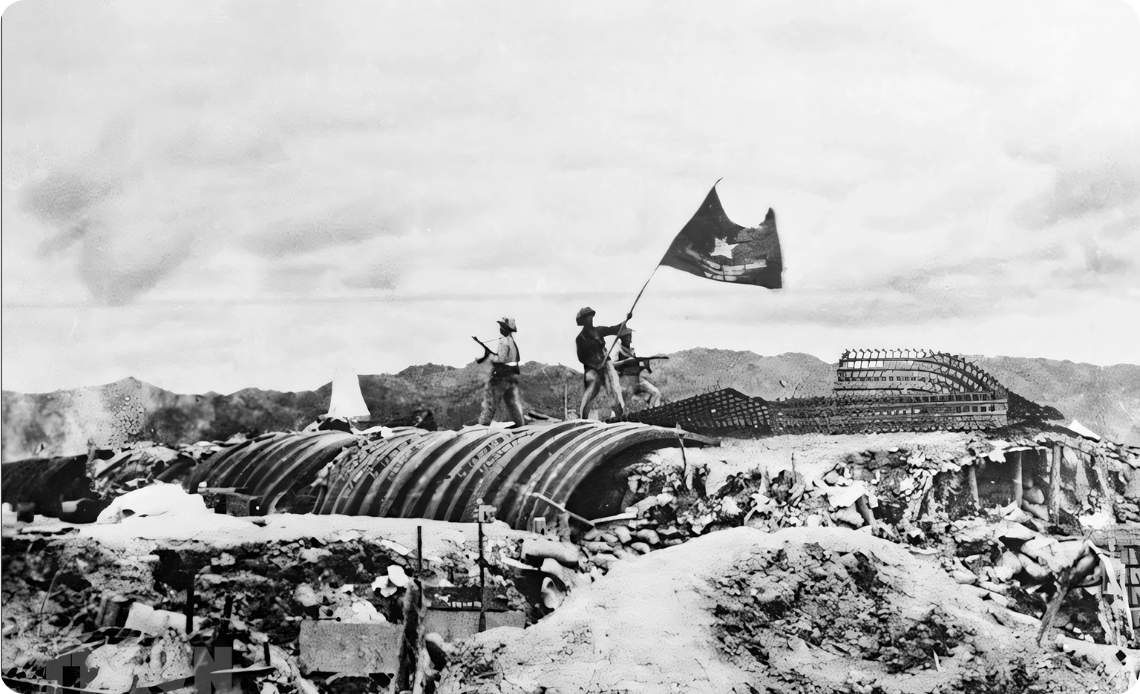 Le drapeau de la « Détermination au Combat et à la Victoire » flotte sur le toit du bunker De Castries.